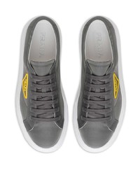 Мужские темно-серые низкие кеды от Prada