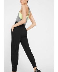 Темно-серые узкие брюки от Mango