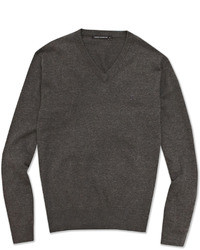 Темно-серый свитер с v-образным вырезом