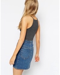 Темно-серый укороченный топ с принтом от Asos