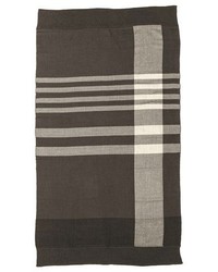 Женский темно-серый шарф в шотландскую клетку