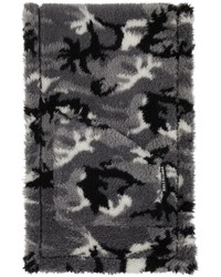 Темно-серый шарф с камуфляжным принтом