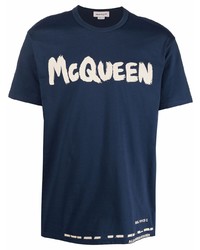 Мужская темно-сине-белая футболка с круглым вырезом с принтом от Alexander McQueen