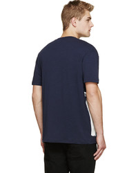 Мужская темно-сине-белая футболка с круглым вырезом с принтом от McQ