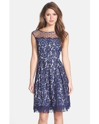Темно-сине-белое кружевное платье с пышной юбкой