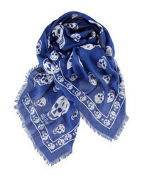 Темно-сине-белый шарф с принтом