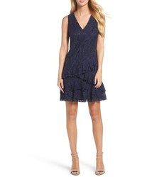 Темно-синее кружевное платье прямого кроя с рюшами