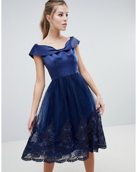 Темно-синее кружевное платье с пышной юбкой от Chi Chi London