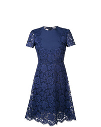 Темно-синее кружевное платье с пышной юбкой от Valentino