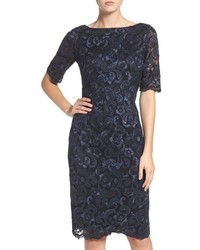 Темно-синее кружевное платье-футляр с вышивкой