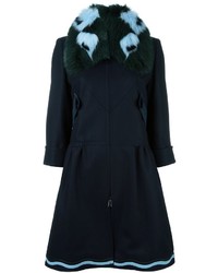 Темно-синее пальто с меховым воротником от Fendi