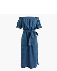 Темно-синее платье с открытыми плечами из шамбре