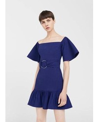 Темно-синее платье с открытыми плечами с рюшами
