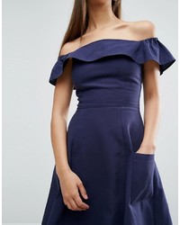 Темно-синее платье с открытыми плечами от Asos