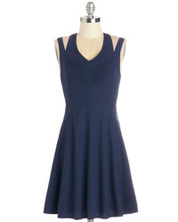 Темно-синее платье с плиссированной юбкой с вырезом