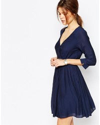 Темно-синее платье с плиссированной юбкой от Warehouse