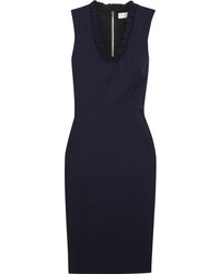 Темно-синее платье-футляр в вертикальную полоску от Victoria Beckham