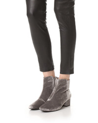 Темно-синие бархатные ботильоны от Joie