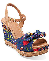 Темно-синие босоножки на танкетке с принтом