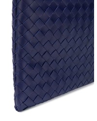 Темно-синий кожаный клатч от Bottega Veneta