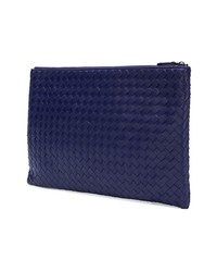 Темно-синий кожаный клатч от Bottega Veneta