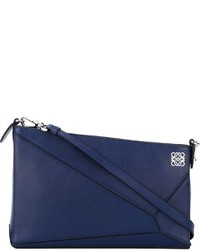 Темно-синий кожаный клатч от Loewe