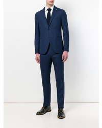 Темно-синий костюм от Lardini