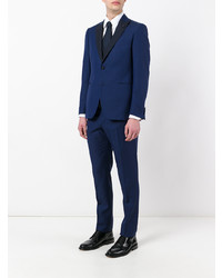 Темно-синий костюм от Lardini