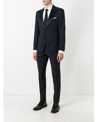 Темно-синий костюм от Kiton