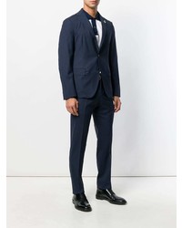 Темно-синий костюм от Lardini