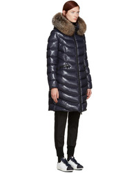 Женский темно-синий пуховик от Moncler