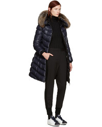 Женский темно-синий пуховик от Moncler