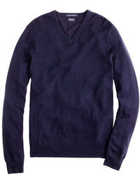 Темно-синий свитер с v-образным вырезом
