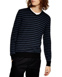 Темно-синий свитер с v-образным вырезом в горизонтальную полоску