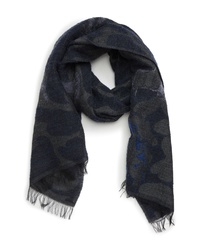 Темно-синий шарф с камуфляжным принтом