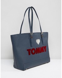 Темно-синяя большая сумка с вышивкой от Tommy Hilfiger