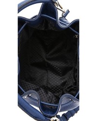 Темно-синяя кожаная сумка-мешок от DKNY