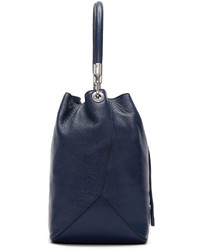 Темно-синяя кожаная сумка-мешок от Marc by Marc Jacobs