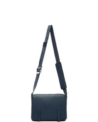Темно-синяя кожаная сумка почтальона от Loewe