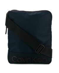 Темно-синяя кожаная сумка почтальона от Calvin Klein