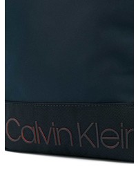 Темно-синяя кожаная сумка почтальона от Calvin Klein