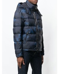 Мужская темно-синяя куртка-пуховик с камуфляжным принтом от Valentino