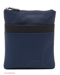 Темно-синяя сумка почтальона от Calvin Klein