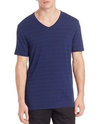 Темно-синяя футболка с v-образным вырезом в горизонтальную полоску