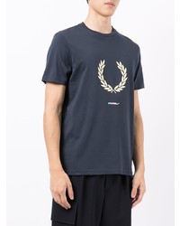 Мужская темно-синяя футболка с круглым вырезом с принтом от Fred Perry