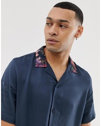 Темно-синяя шелковая рубашка с коротким рукавом с цветочным принтом