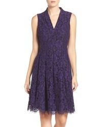 Фиолетовое кружевное платье с пышной юбкой