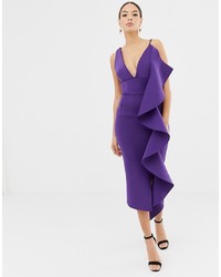 Фиолетовое облегающее платье с рюшами