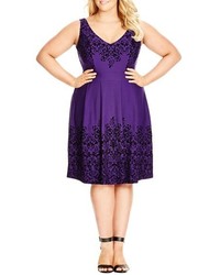 Фиолетовое платье с пышной юбкой