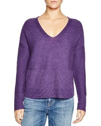 Фиолетовый свитер с v-образным вырезом